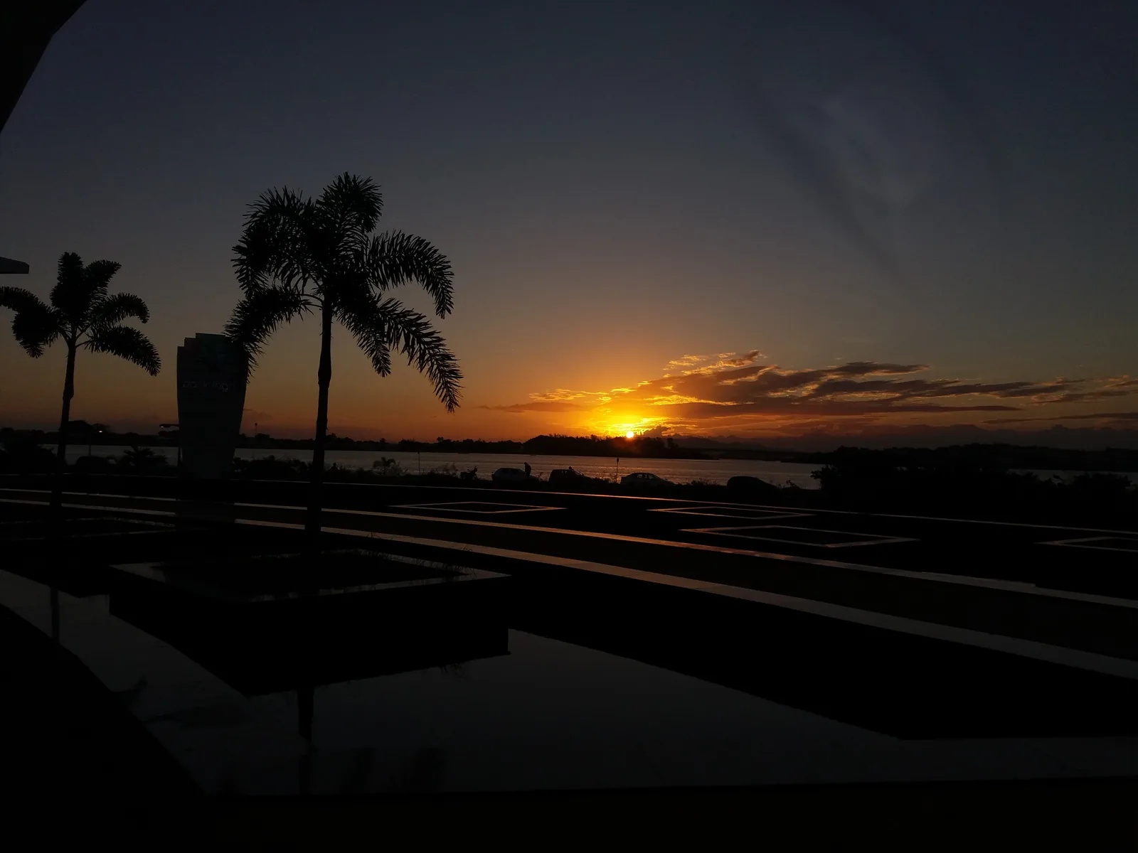 Pôr do sol no litoral brasileiro em Cabo Frio, Rio de Janeiro