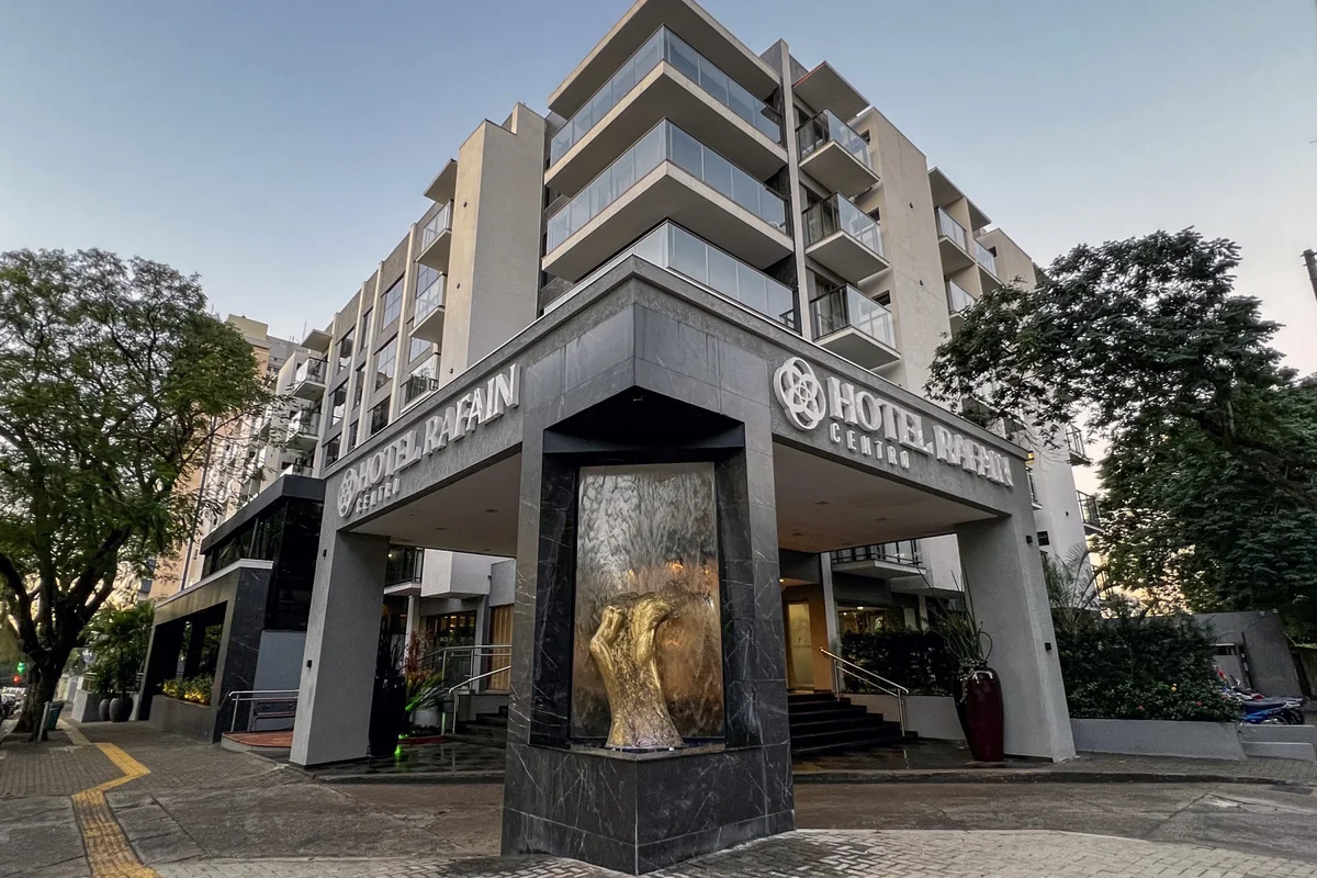 Fachada do Hotel Rafain Centro em Foz do Iguaçu